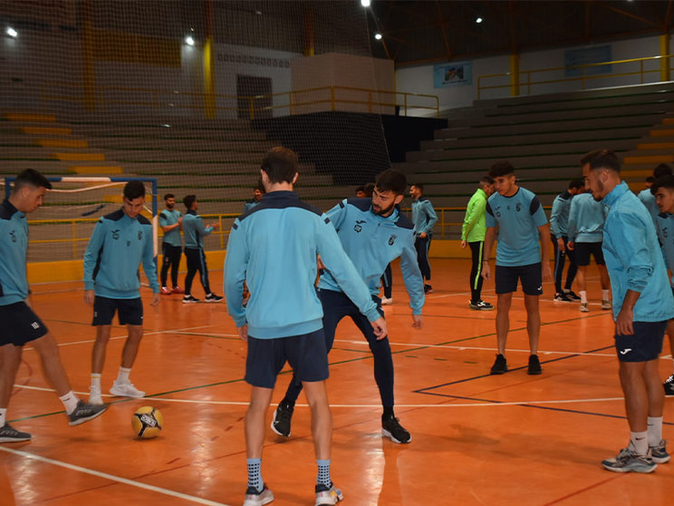 Entrenamiento en pabellón cubierto de la AD Ceuta FC / Rafa Baéz