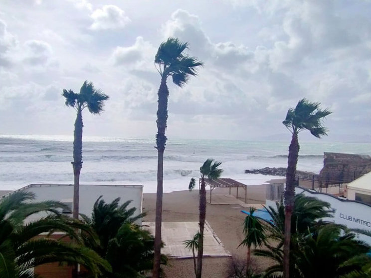 Imagen del temporal en la Playa de la Ribera / Juanjo Coronado
