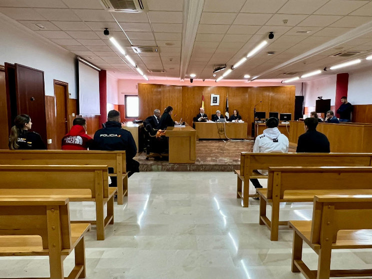 Los acusados, momentos antes de ratificar el acuerdo/ Dani Hernández