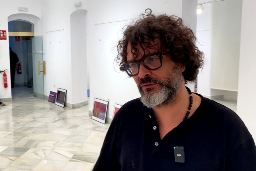 Javier Sakona durante el montaje de la exposición