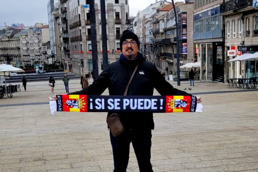 César González en Potevedra con su bufanda de la AD Ceuta FC