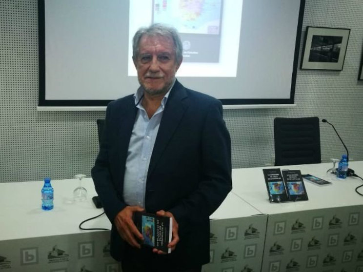 Adolfo Hernández Lafuente, durante la presentación de un libro / Archivo