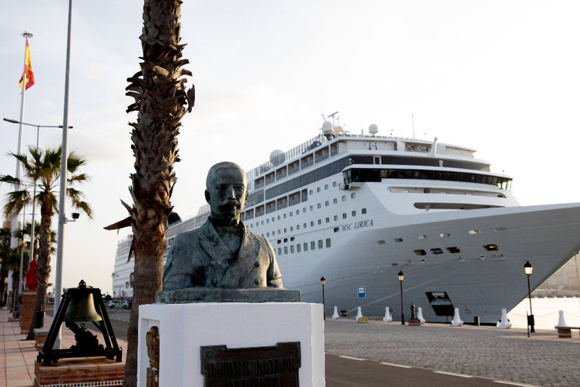 Crucero en el Puerto de Ceuta / Archivo