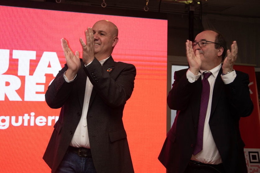 Juan Gutiérrez y Miquel Iceta aplauden al final del acto / Foto: Sakona