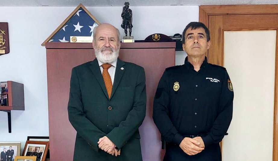 La Policía Nacional de Ceuta se reúne con el Hermano Mayor de la Hermandad  Virgen de la Amargura
