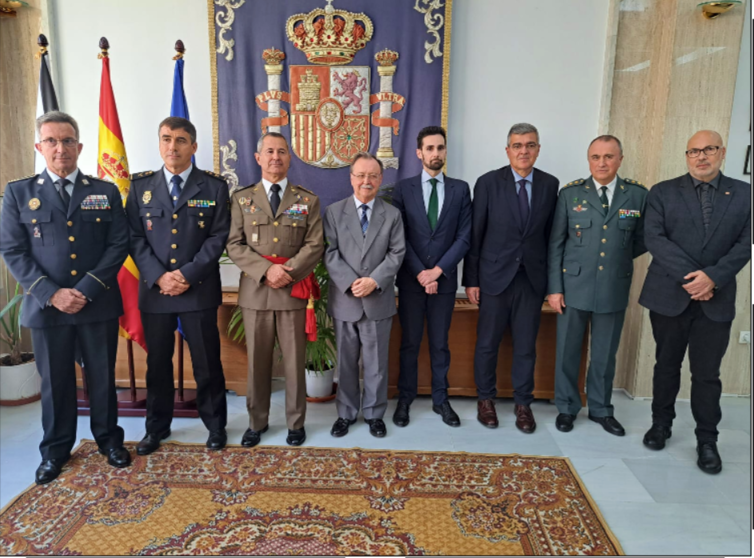 Foto de famlia con los representantes de las cinco instituciones condecoradas / África González