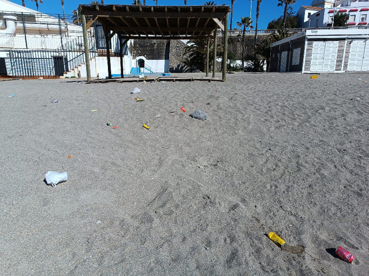 La basura en la playa de la Ribera, un elemento 'habitual' cada domingo