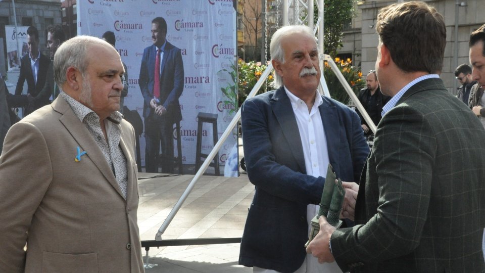  refectorio homenaje semana Rafa y José María Carrasco recibiendo el reconocimiento de parte del presidente de la Cámara, Karim Bulaix. 