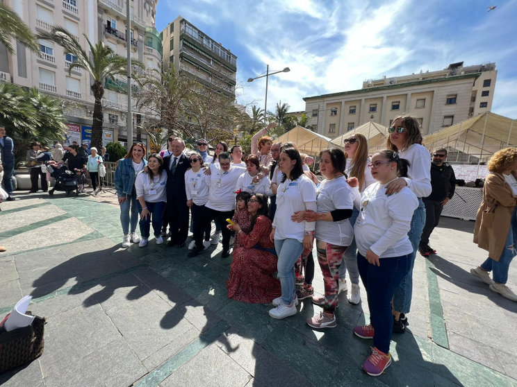 El presidente de la Ciudad, con varios usuarios de la Asociación de Síndrome de Down de Ceuta/ Foto: Dani Hernández