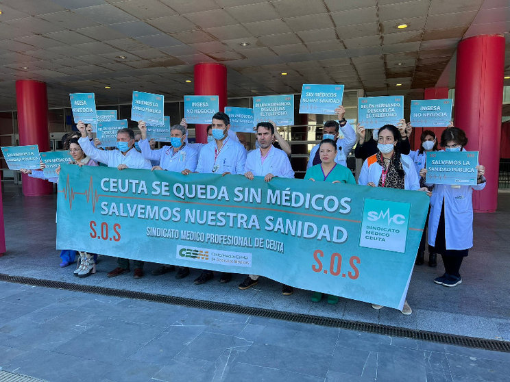 Momento de la concentración en las puertas del Hospital / Dani Hernández