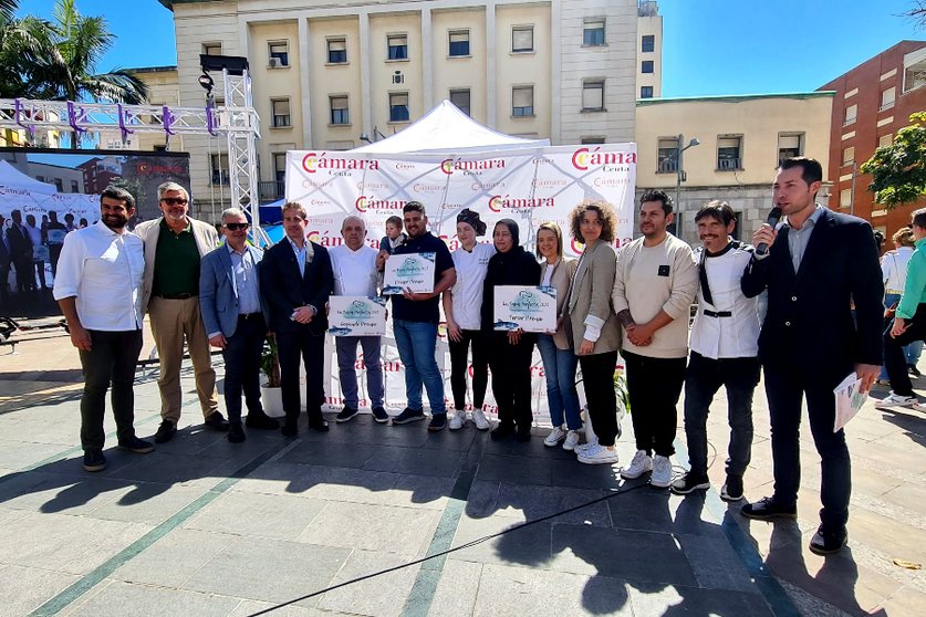 Organizaci&oacute;n y premiados posan tras el certamen de La Tapa Perfecta