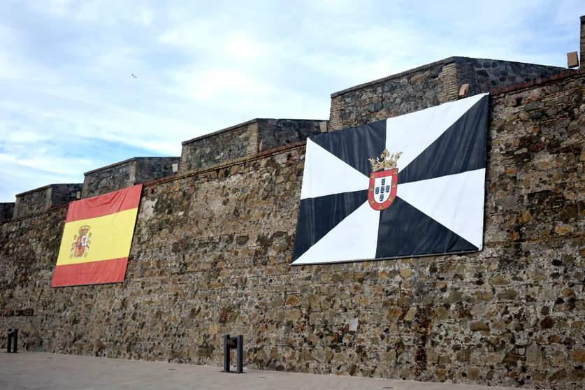Banderas de España y Ceuta en las Murallas Reales