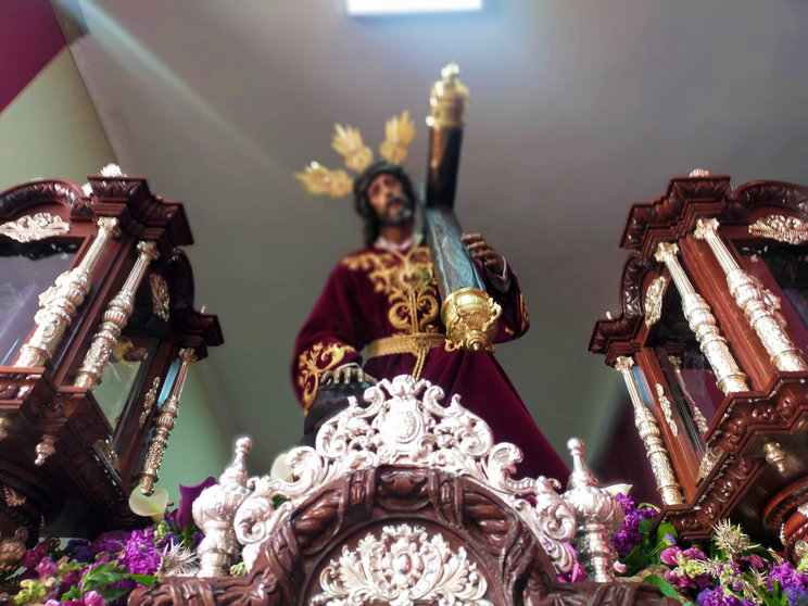 El Cristo de la Amargura, preparado en su capilla para la salida de esta tarde/ Juanjo Coronado