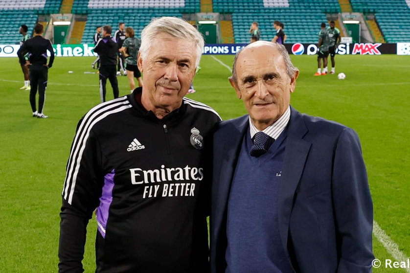 José Martínez "Pirri", junto al actual entrenador blanco, Carlo Ancelotti