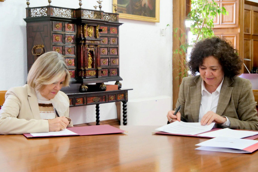 Firma del convenio entre la UGR y Manos Unidas