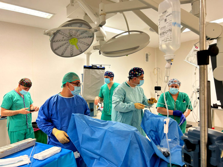 El servicio de Urología del HUCE opera a ocho nuevos pacientes mediante la técnica I-TIND