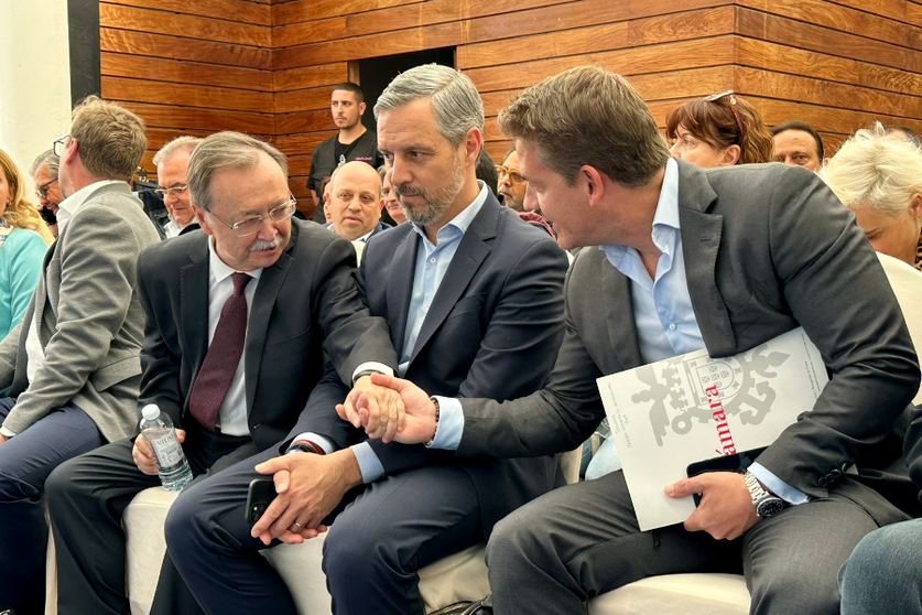 El candidato del PP y el vicesecretario de Econom&iacute;a del partido a nivel nacional saludan al presidente de la C&aacute;mara de Comercio