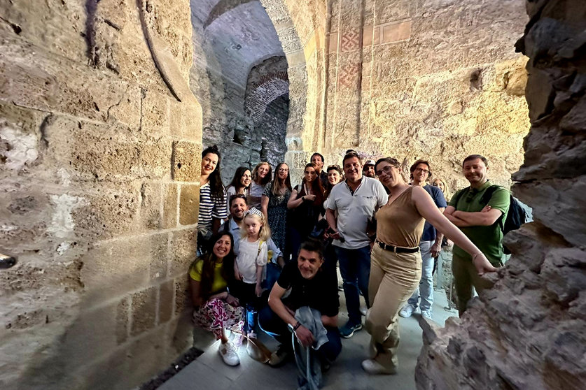El grupo de bloggers especializados en su visita a la Puerta Califal / Mohammed Ettouileb