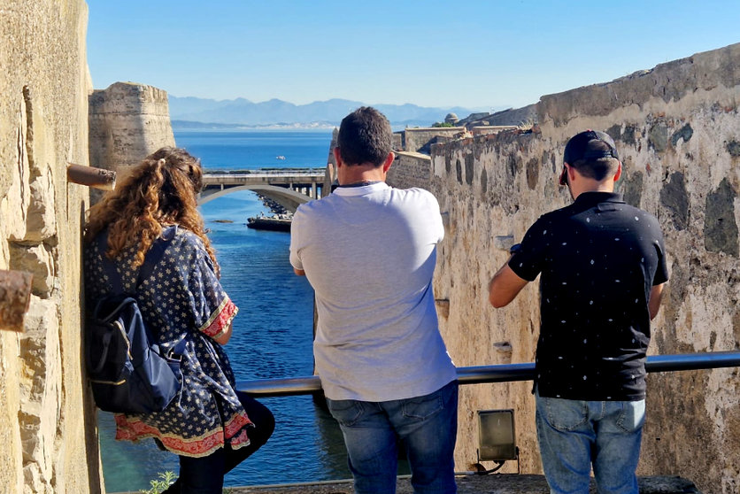 Los blogger especializados disfrutando desde las vistas del foso desde la parte superior de las Murallas Reales / Laura Ortiz