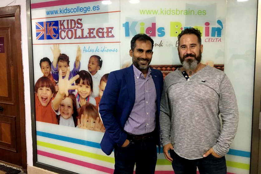Raju Shivdasani, fundador de la academia 'Kids College Ceuta' fallecido en 2022, y el director de Exámenes de Exams Andalucía, Ricardo Freires, en una foto del año 2019