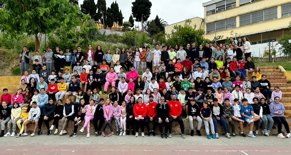 El seleccionador nacional femenino traslada la pasi&oacute;n por el balonmano a los j&oacute;venes de nuestra ciudad