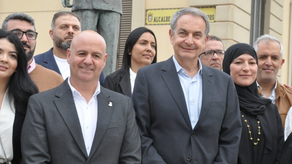  Zapatero con Gutiérrez y buena parte de su equipo ante la estatua de Sánchez Prado. 