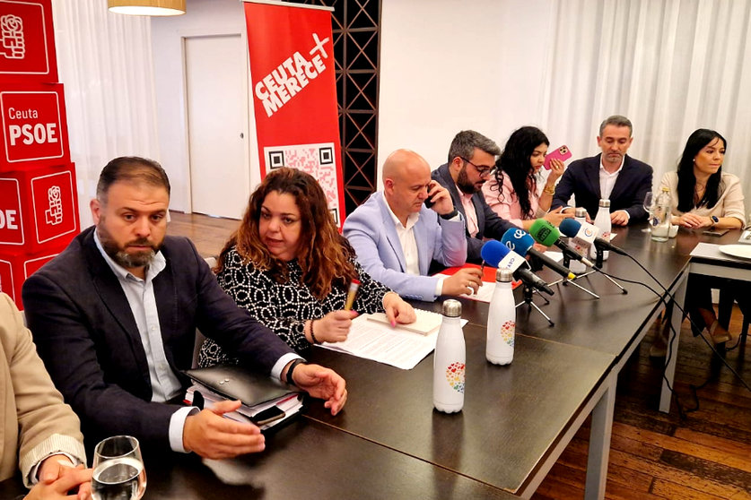 Algunos de los integrantes de la lista del PSOE antes del inicio de la comparecencia de este martes / Laura Ortiz