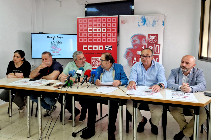 Los representantes de UGT y CCOO antes del inicio de su comparecencia de este jueves / Laura Ortiz