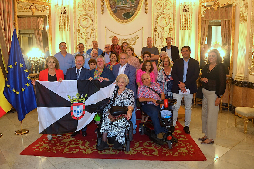 Vivas recibe a un grupo de turistas de la asociaci&oacute;n AMFAT