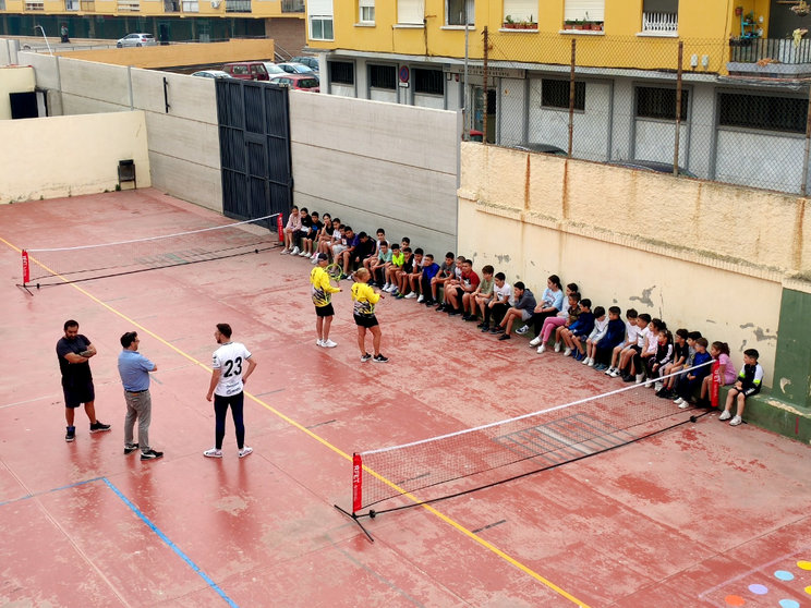 La territorial caballa lleva el tenis al colegio Ramón y Cajal 