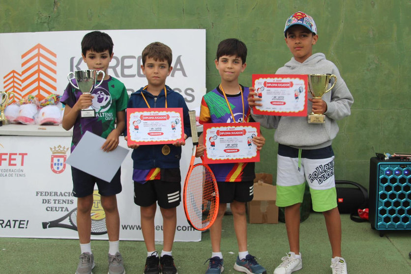 Cuatro de nuestras jóvenes raquetas posan con sus trofeos/ Foto: Cedida