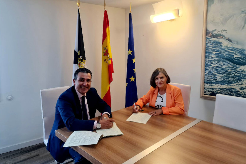 Firma del convenio entre el consejero de Educación y la presidenta del Colegio de Psicólogos / Ciudad Autónoma de Ceuta