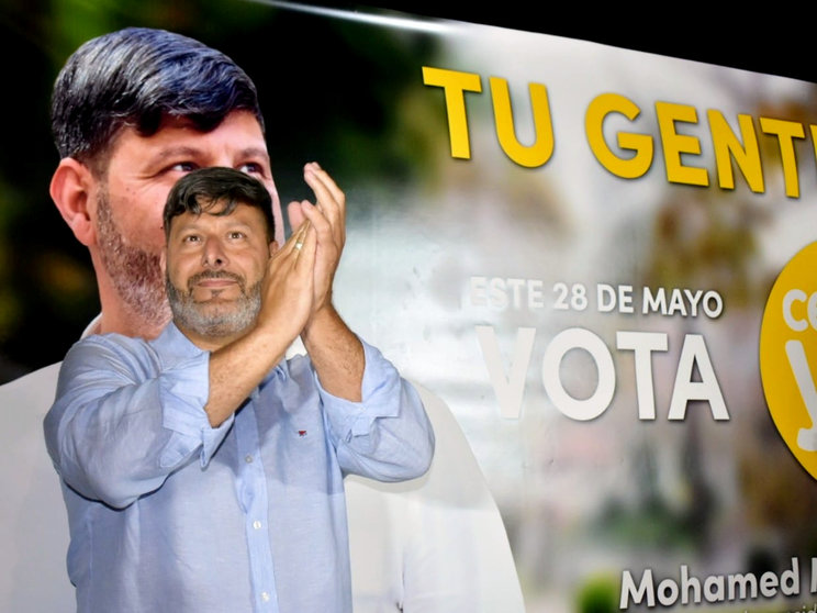 Mohamed Mustafa, candidato de Ceuta Ya! durante la pegada de carteles / Archivo