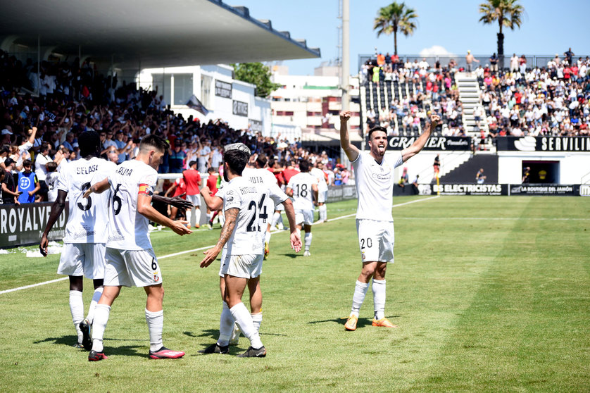 Fiesta en el Murube_ la AD Ceuta FC golea al Talavera 