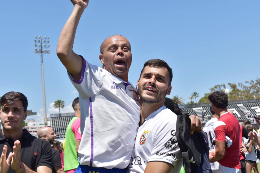 Capa junto a Karim, uno de los aficionados más querido por la plantilla de la AD Ceuta FC