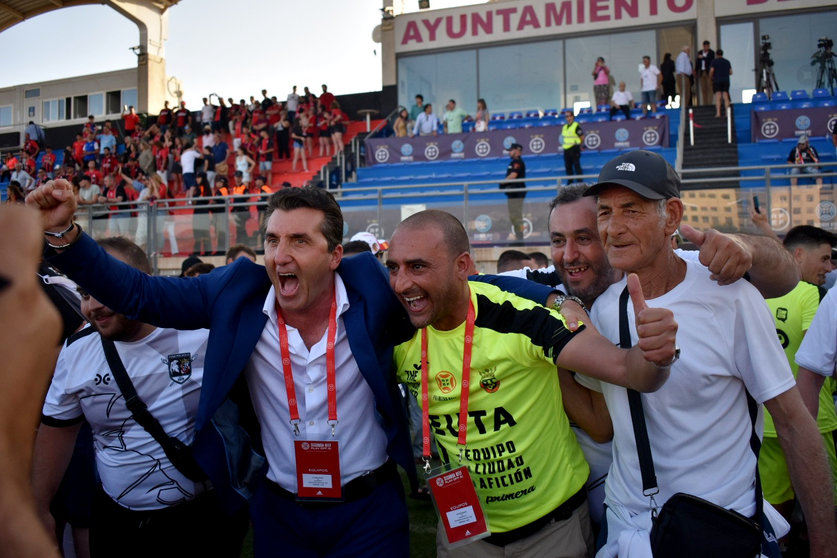 Luahy hamido, junto a Edu Villegas, celebrando el ascenso a primera Federación