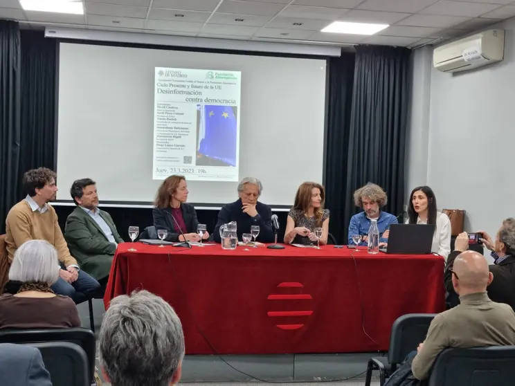 Liubba El Hadi, primera por la derecha, durante una conferencia/ Cedida