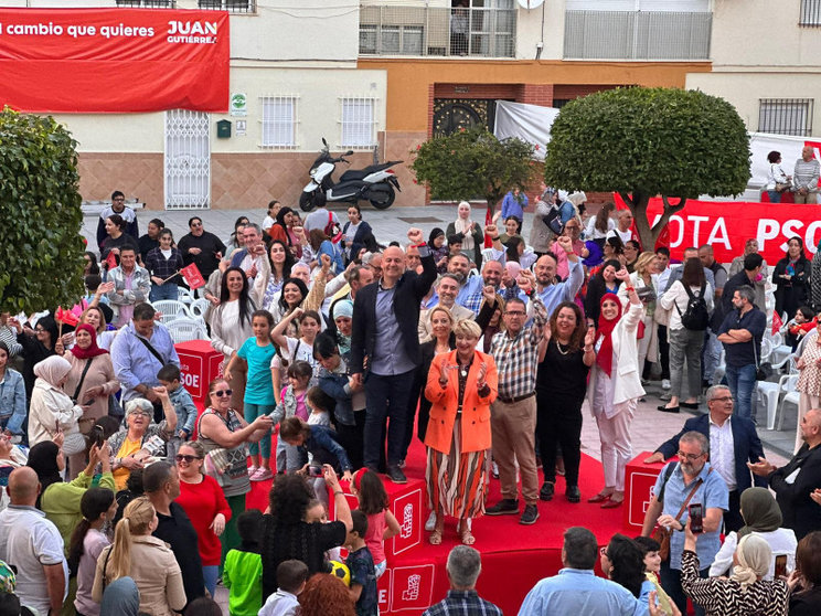 Gutiérrez y el resto de los componentes de la lista saludan desde el escenario/ Foto: PSOE