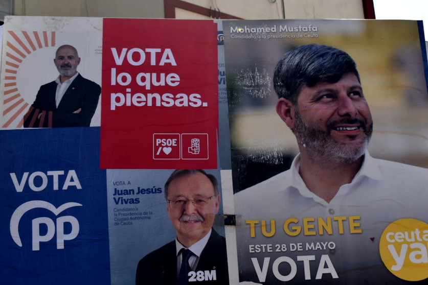 Carteles electorales en uno de los paneles reservados para tal fin / Ra Báez