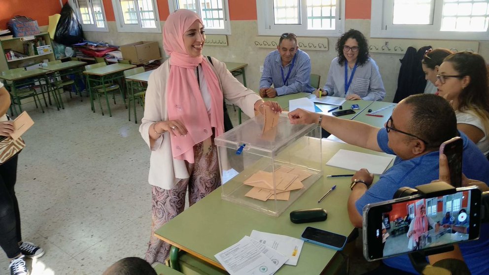  Fatima Hamed ejerce su derecho al voto en el CEIP Rosalía de Castro (S.I.) 