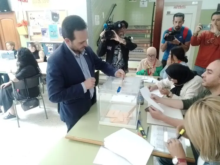 Juan Sergio Redondo, l&iacute;der de VOX,  ejerce su derecho al voto en la jornada de ayer