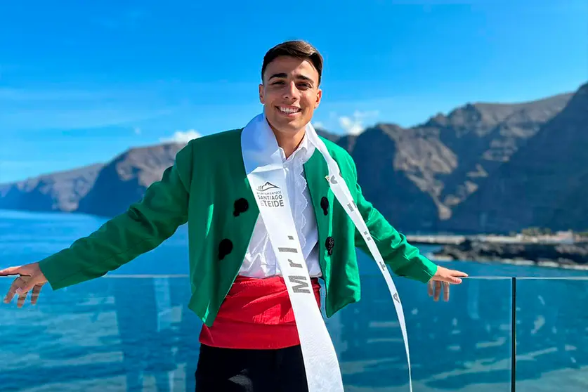 Iv&aacute;n Bre&ntilde;&eacute; con el traje regional