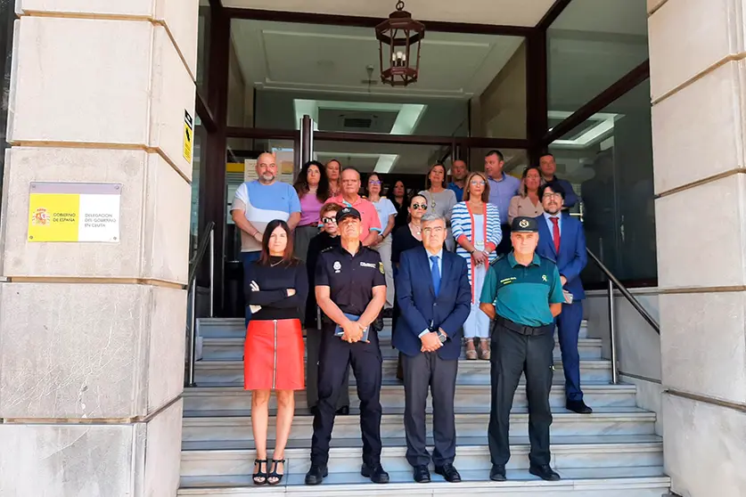 Minuto de silencio en la Delegaci&oacute;n del Gobierno