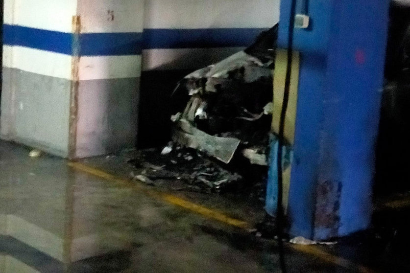 Así quedó el vehículo quemado en el interior del Edificio 'Mare Nostrum' / Juanjo Coronado