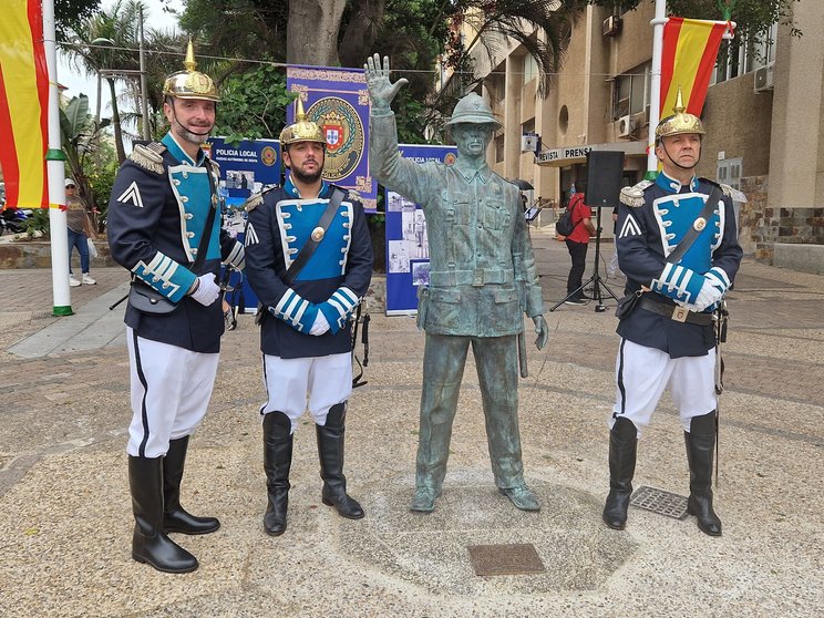 La recién inaugurada estatua de la Policía Local / Laura Ortiz