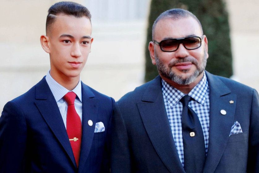 El principe heredero de Marruecos, Moulay Hassan, junto al monarca, Mohamed VI/ Foto: El Confidencial