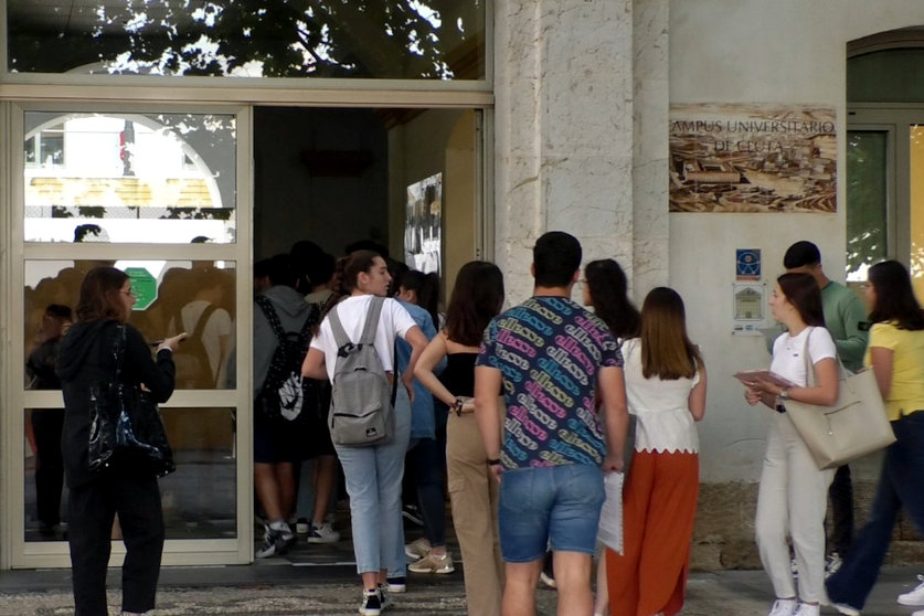 Alumnos accediendo al Campus para el examen de selectividad 2023 / Enrique Román