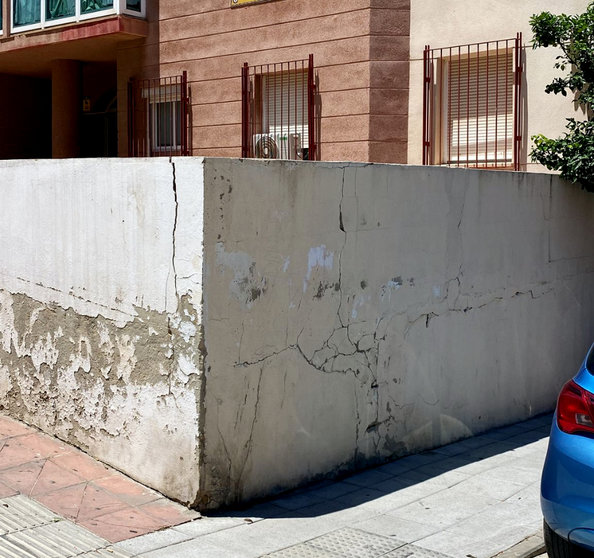 La Asociación de Vecinos de Parques de Ceuta denuncia el mal estado de un muro de la barriada