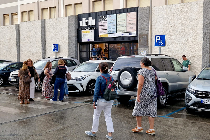 Los aspirantes acceden al Instituto Almina donde se desarrollaron los ex&aacute;menes de varias especialidades el pasado 18 de junio / Laura Ortiz