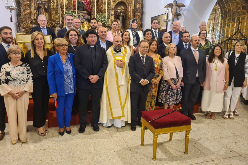 Foto de familia en el altar de Santa María de África/ Rafa Báez